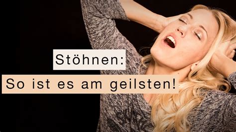 Heißes mädchen fickt kissen und lautes stöhnen. Orgasmus